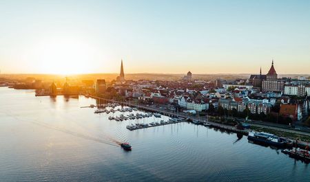 Blick auf die Hansestadt Rostock von oben, Stadthafen im Vordergrund, Sonnenuntergang, Foto: TMV/Gänsicke